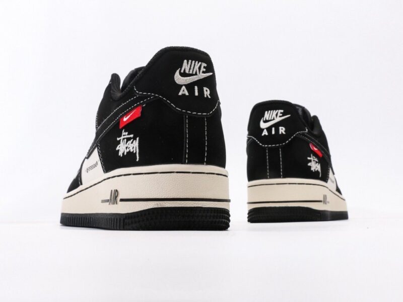 【AT3137】Stussy x Nike Nike AIR FORCE 1‘07 エアフォース1 ローカットスニーカー。柔らかく、弾力があり、優れたクッション性能と中底のデザインが特長で、レトロとモダンが融合した外観が世界中で30年以上にわたって人気を博しています。