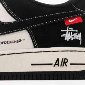 【AT3137】Stussy x Nike Nike AIR FORCE 1‘07 エアフォース1 ローカットスニーカー。柔らかく、弾力があり、優れたクッション性能と中底のデザインが特長で、レトロとモダンが融合した外観が世界中で30年以上にわたって人気を博しています。