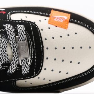 【AT3137】Stussy x Nike Nike AIR FORCE 1‘07 エアフォース1 ローカットスニーカー。柔らかく、弾力があり、優れたクッション性能と中底のデザインが特長で、レトロとモダンが融合した外観が世界中で30年以上にわたって人気を博しています。