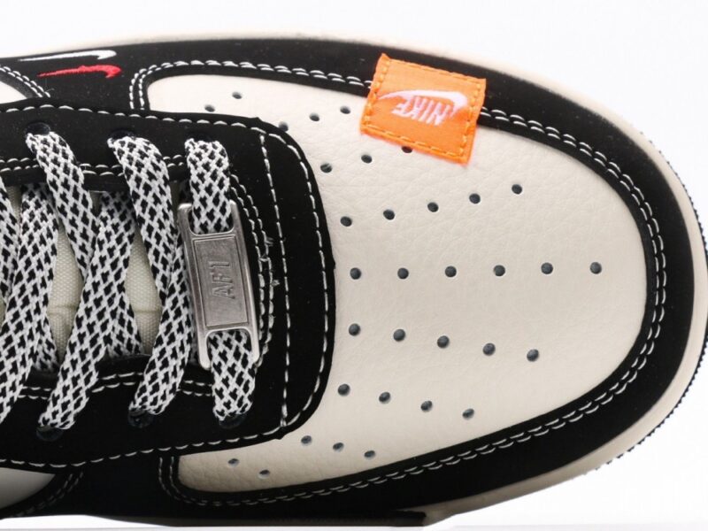 【AT3137】Stussy x Nike Nike AIR FORCE 1‘07 エアフォース1 ローカットスニーカー。柔らかく、弾力があり、優れたクッション性能と中底のデザインが特長で、レトロとモダンが融合した外観が世界中で30年以上にわたって人気を博しています。