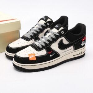【AT3137】Stussy x Nike Nike AIR FORCE 1‘07 エアフォース1 ローカットスニーカー。柔らかく、弾力があり、優れたクッション性能と中底のデザインが特長で、レトロとモダンが融合した外観が世界中で30年以上にわたって人気を博しています。