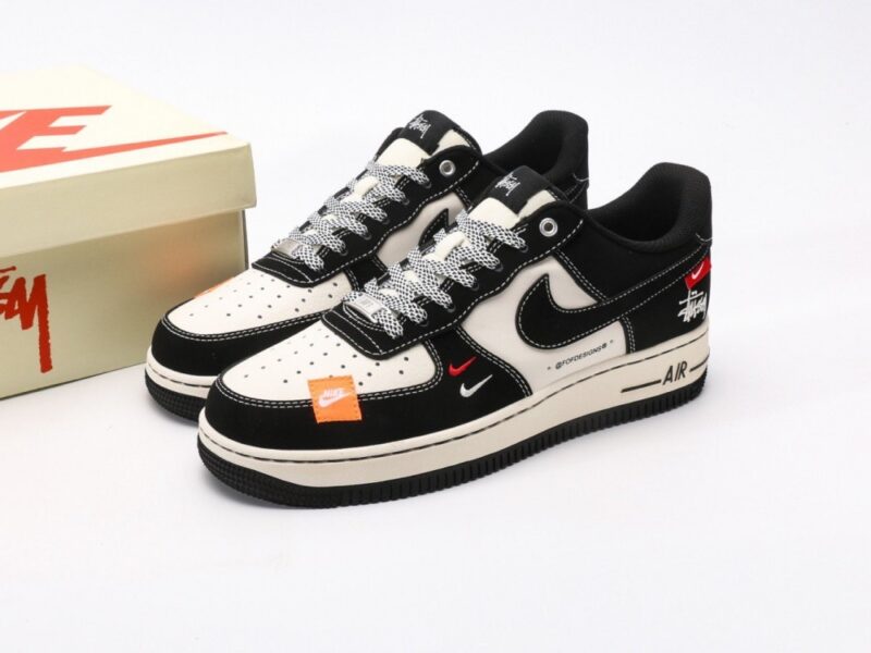 【AT3137】Stussy x Nike Nike AIR FORCE 1‘07 エアフォース1 ローカットスニーカー。柔らかく、弾力があり、優れたクッション性能と中底のデザインが特長で、レトロとモダンが融合した外観が世界中で30年以上にわたって人気を博しています。