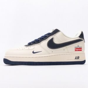 【AT3138】Supreme x Nike のNike AIR FORCE 1‘07は、柔らかくて弾力のあるクッション性能と優れたミッドソールデザインを備えたスタイリッシュな低カットスニーカーです。古典的と現代的な外観が融合したForce 1は、30年以上も世界中で人気のあるスニーカーです。