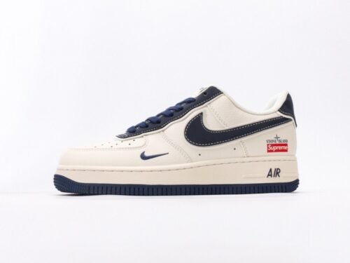 【AT3138】Supreme x Nike のNike AIR FORCE 1‘07は、柔らかくて弾力のあるクッション性能と優れたミッドソールデザインを備えたスタイリッシュな低カットスニーカーです。古典的と現代的な外観が融合したForce 1は、30年以上も世界中で人気のあるスニーカーです。