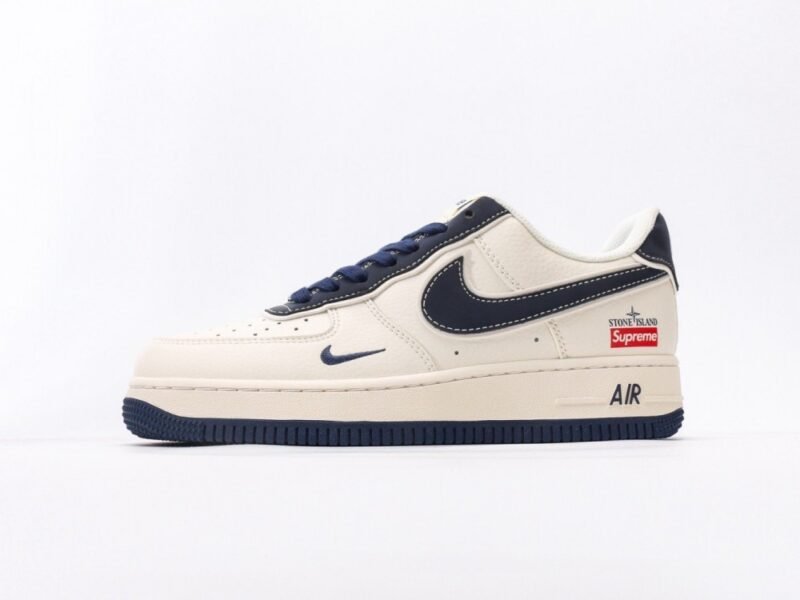 【AT3138】Supreme x Nike のNike AIR FORCE 1‘07は、柔らかくて弾力のあるクッション性能と優れたミッドソールデザインを備えたスタイリッシュな低カットスニーカーです。古典的と現代的な外観が融合したForce 1は、30年以上も世界中で人気のあるスニーカーです。