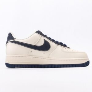 【AT3138】Supreme x Nike のNike AIR FORCE 1‘07は、柔らかくて弾力のあるクッション性能と優れたミッドソールデザインを備えたスタイリッシュな低カットスニーカーです。古典的と現代的な外観が融合したForce 1は、30年以上も世界中で人気のあるスニーカーです。