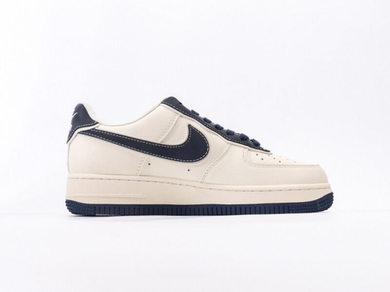 【AT3138】Supreme x Nike のNike AIR FORCE 1‘07は、柔らかくて弾力のあるクッション性能と優れたミッドソールデザインを備えたスタイリッシュな低カットスニーカーです。古典的と現代的な外観が融合したForce 1は、30年以上も世界中で人気のあるスニーカーです。