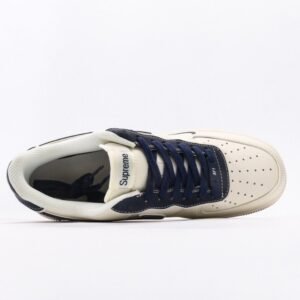 【AT3138】Supreme x Nike のNike AIR FORCE 1‘07は、柔らかくて弾力のあるクッション性能と優れたミッドソールデザインを備えたスタイリッシュな低カットスニーカーです。古典的と現代的な外観が融合したForce 1は、30年以上も世界中で人気のあるスニーカーです。
