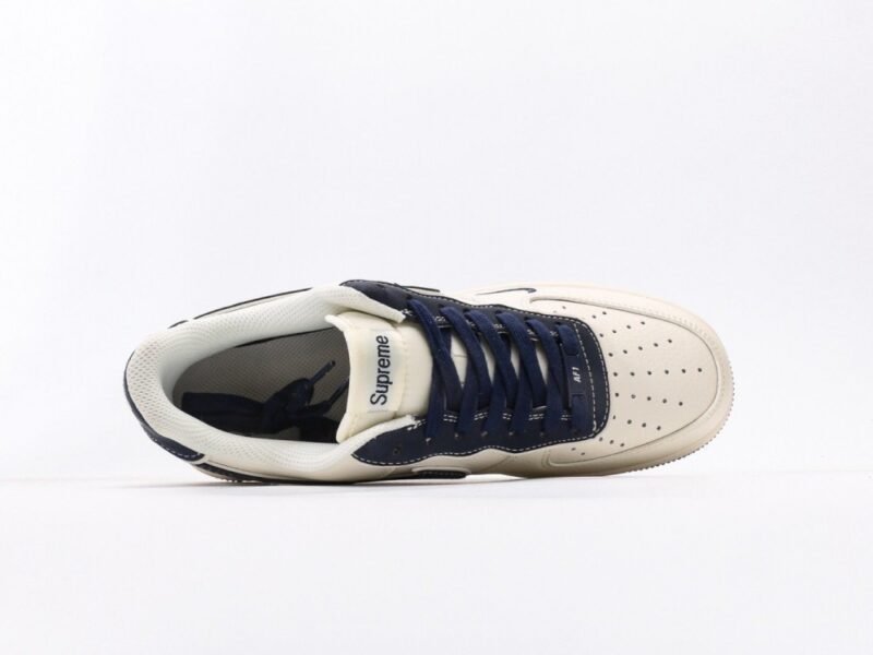 【AT3138】Supreme x Nike のNike AIR FORCE 1‘07は、柔らかくて弾力のあるクッション性能と優れたミッドソールデザインを備えたスタイリッシュな低カットスニーカーです。古典的と現代的な外観が融合したForce 1は、30年以上も世界中で人気のあるスニーカーです。