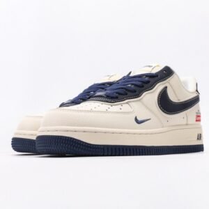 【AT3138】Supreme x Nike のNike AIR FORCE 1‘07は、柔らかくて弾力のあるクッション性能と優れたミッドソールデザインを備えたスタイリッシュな低カットスニーカーです。古典的と現代的な外観が融合したForce 1は、30年以上も世界中で人気のあるスニーカーです。