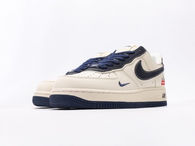 【AT3138】Supreme x Nike のNike AIR FORCE 1‘07は、柔らかくて弾力のあるクッション性能と優れたミッドソールデザインを備えたスタイリッシュな低カットスニーカーです。古典的と現代的な外観が融合したForce 1は、30年以上も世界中で人気のあるスニーカーです。