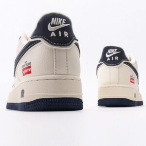 【AT3138】Supreme x Nike のNike AIR FORCE 1‘07は、柔らかくて弾力のあるクッション性能と優れたミッドソールデザインを備えたスタイリッシュな低カットスニーカーです。古典的と現代的な外観が融合したForce 1は、30年以上も世界中で人気のあるスニーカーです。