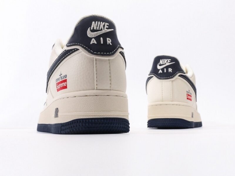 【AT3138】Supreme x Nike のNike AIR FORCE 1‘07は、柔らかくて弾力のあるクッション性能と優れたミッドソールデザインを備えたスタイリッシュな低カットスニーカーです。古典的と現代的な外観が融合したForce 1は、30年以上も世界中で人気のあるスニーカーです。