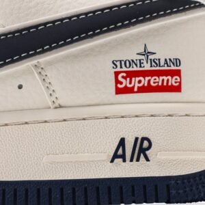 【AT3138】Supreme x Nike のNike AIR FORCE 1‘07は、柔らかくて弾力のあるクッション性能と優れたミッドソールデザインを備えたスタイリッシュな低カットスニーカーです。古典的と現代的な外観が融合したForce 1は、30年以上も世界中で人気のあるスニーカーです。