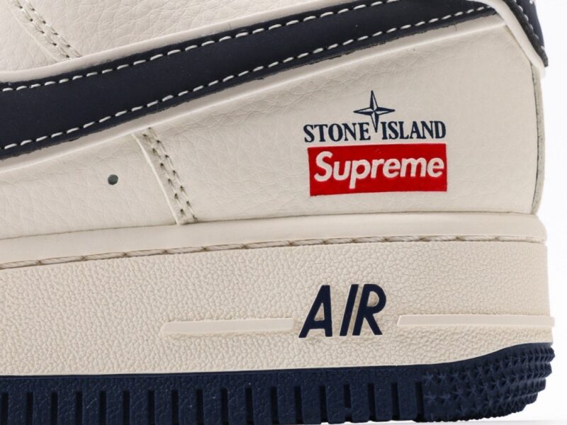 【AT3138】Supreme x Nike のNike AIR FORCE 1‘07は、柔らかくて弾力のあるクッション性能と優れたミッドソールデザインを備えたスタイリッシュな低カットスニーカーです。古典的と現代的な外観が融合したForce 1は、30年以上も世界中で人気のあるスニーカーです。