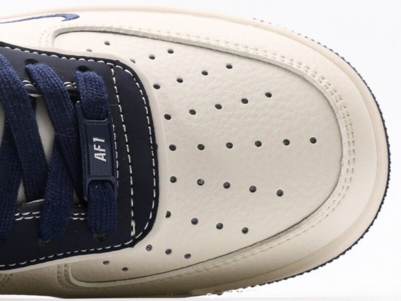 【AT3138】Supreme x Nike のNike AIR FORCE 1‘07は、柔らかくて弾力のあるクッション性能と優れたミッドソールデザインを備えたスタイリッシュな低カットスニーカーです。古典的と現代的な外観が融合したForce 1は、30年以上も世界中で人気のあるスニーカーです。