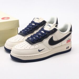 【AT3138】Supreme x Nike のNike AIR FORCE 1‘07は、柔らかくて弾力のあるクッション性能と優れたミッドソールデザインを備えたスタイリッシュな低カットスニーカーです。古典的と現代的な外観が融合したForce 1は、30年以上も世界中で人気のあるスニーカーです。