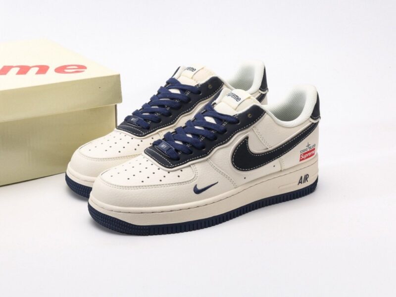 【AT3138】Supreme x Nike のNike AIR FORCE 1‘07は、柔らかくて弾力のあるクッション性能と優れたミッドソールデザインを備えたスタイリッシュな低カットスニーカーです。古典的と現代的な外観が融合したForce 1は、30年以上も世界中で人気のあるスニーカーです。