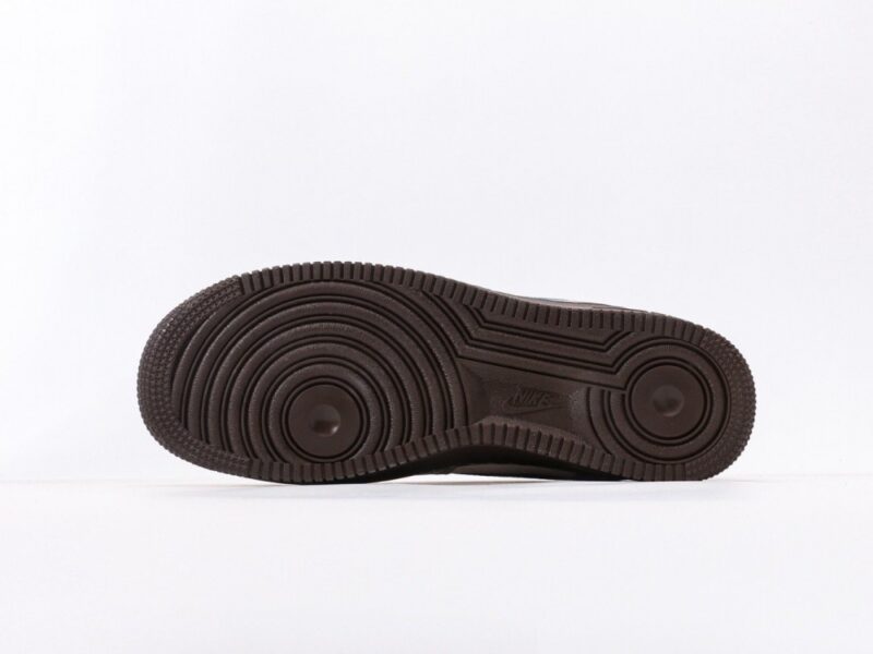 【AT3139】Nike AIR FORCE 1‘07 エアフォース1ローバーシャンキュアジョガーカジュアルスポーツスニーカー。柔らかく、弾力性に富んだクッショニングと優れたミッドソールデザインを備え、レトロとモダンが融合した外観が、30年以上にわたり世界中で大流行しているForce 1。