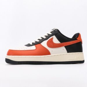 【AT3140】Nike AIR FORCE 1‘07 エア フォース 1 ローカット ユニバーサル カジュアル スニーカー。柔らかく、反発性の高いクッショニングと優れたミッドソールデザインで、レトロと現代の外観が融合し、30年以上にわたって世界中で人気のForce 1を作り上げました。