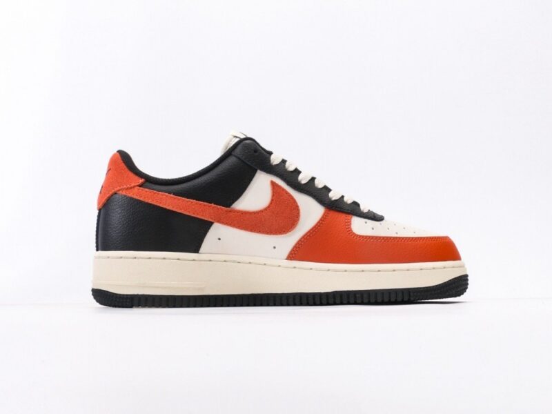 【AT3140】Nike AIR FORCE 1‘07 エア フォース 1 ローカット ユニバーサル カジュアル スニーカー。柔らかく、反発性の高いクッショニングと優れたミッドソールデザインで、レトロと現代の外観が融合し、30年以上にわたって世界中で人気のForce 1を作り上げました。