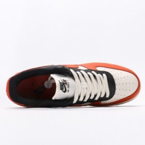 【AT3140】Nike AIR FORCE 1‘07 エア フォース 1 ローカット ユニバーサル カジュアル スニーカー。柔らかく、反発性の高いクッショニングと優れたミッドソールデザインで、レトロと現代の外観が融合し、30年以上にわたって世界中で人気のForce 1を作り上げました。