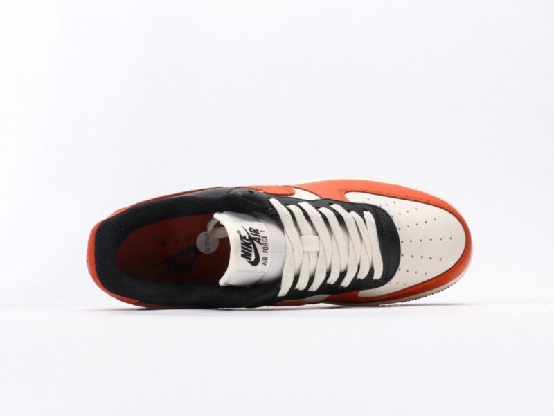 【AT3140】Nike AIR FORCE 1‘07 エア フォース 1 ローカット ユニバーサル カジュアル スニーカー。柔らかく、反発性の高いクッショニングと優れたミッドソールデザインで、レトロと現代の外観が融合し、30年以上にわたって世界中で人気のForce 1を作り上げました。