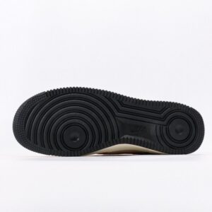 【AT3140】Nike AIR FORCE 1‘07 エア フォース 1 ローカット ユニバーサル カジュアル スニーカー。柔らかく、反発性の高いクッショニングと優れたミッドソールデザインで、レトロと現代の外観が融合し、30年以上にわたって世界中で人気のForce 1を作り上げました。