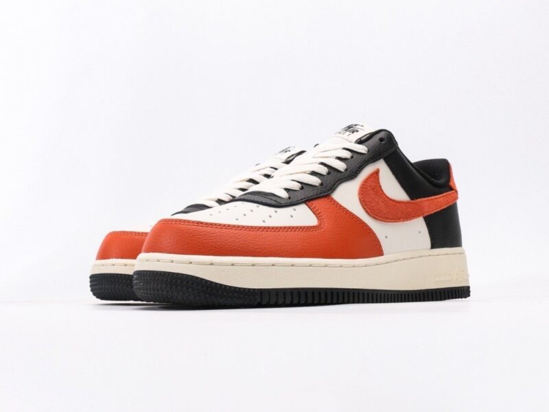 【AT3140】Nike AIR FORCE 1‘07 エア フォース 1 ローカット ユニバーサル カジュアル スニーカー。柔らかく、反発性の高いクッショニングと優れたミッドソールデザインで、レトロと現代の外観が融合し、30年以上にわたって世界中で人気のForce 1を作り上げました。