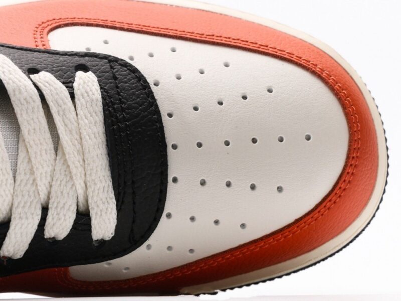 【AT3140】Nike AIR FORCE 1‘07 エア フォース 1 ローカット ユニバーサル カジュアル スニーカー。柔らかく、反発性の高いクッショニングと優れたミッドソールデザインで、レトロと現代の外観が融合し、30年以上にわたって世界中で人気のForce 1を作り上げました。
