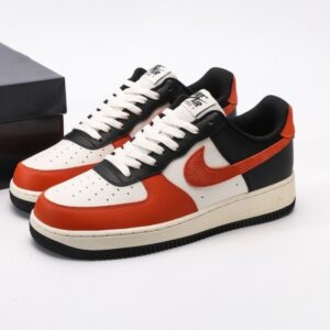 【AT3140】Nike AIR FORCE 1‘07 エア フォース 1 ローカット ユニバーサル カジュアル スニーカー。柔らかく、反発性の高いクッショニングと優れたミッドソールデザインで、レトロと現代の外観が融合し、30年以上にわたって世界中で人気のForce 1を作り上げました。