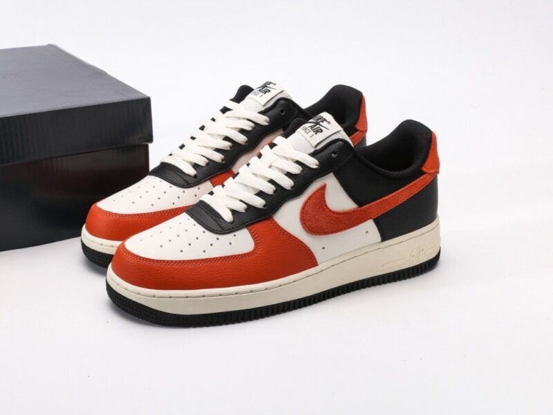 【AT3140】Nike AIR FORCE 1‘07 エア フォース 1 ローカット ユニバーサル カジュアル スニーカー。柔らかく、反発性の高いクッショニングと優れたミッドソールデザインで、レトロと現代の外観が融合し、30年以上にわたって世界中で人気のForce 1を作り上げました。