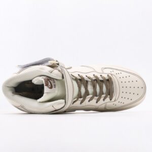 【AT3141】Nike AIR FORCE 1‘07 エア フォース 1 ゼロ ナナ ゼロ シチ ハイ お洒落なスポーツシューズです。柔らかく、弾力に富んだクッショニング性能と優れたミッドソールデザインを備えており、レトロと現代の外観が組み合わさることで、30年以上にわたるForce 1の人気を築いています。