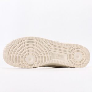 【AT3141】Nike AIR FORCE 1‘07 エア フォース 1 ゼロ ナナ ゼロ シチ ハイ お洒落なスポーツシューズです。柔らかく、弾力に富んだクッショニング性能と優れたミッドソールデザインを備えており、レトロと現代の外観が組み合わさることで、30年以上にわたるForce 1の人気を築いています。