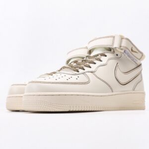 【AT3141】Nike AIR FORCE 1‘07 エア フォース 1 ゼロ ナナ ゼロ シチ ハイ お洒落なスポーツシューズです。柔らかく、弾力に富んだクッショニング性能と優れたミッドソールデザインを備えており、レトロと現代の外観が組み合わさることで、30年以上にわたるForce 1の人気を築いています。