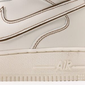 【AT3141】Nike AIR FORCE 1‘07 エア フォース 1 ゼロ ナナ ゼロ シチ ハイ お洒落なスポーツシューズです。柔らかく、弾力に富んだクッショニング性能と優れたミッドソールデザインを備えており、レトロと現代の外観が組み合わさることで、30年以上にわたるForce 1の人気を築いています。