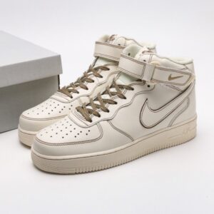 【AT3141】Nike AIR FORCE 1‘07 エア フォース 1 ゼロ ナナ ゼロ シチ ハイ お洒落なスポーツシューズです。柔らかく、弾力に富んだクッショニング性能と優れたミッドソールデザインを備えており、レトロと現代の外観が組み合わさることで、30年以上にわたるForce 1の人気を築いています。