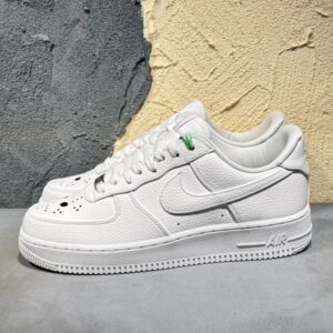 【AT3142】AF1ハロウィン"ジェイソン·マスク"デザイン、オマージュ！ナイキ Air Force 1’07 Low "Jason Mask"は、クラシックなローカットデザインで、白いレザーとジェイソンの仮面を組み合わせた快適なスポーツシューズです。