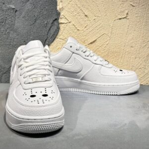 【AT3142】AF1ハロウィン"ジェイソン·マスク"デザイン、オマージュ！ナイキ Air Force 1’07 Low "Jason Mask"は、クラシックなローカットデザインで、白いレザーとジェイソンの仮面を組み合わせた快適なスポーツシューズです。
