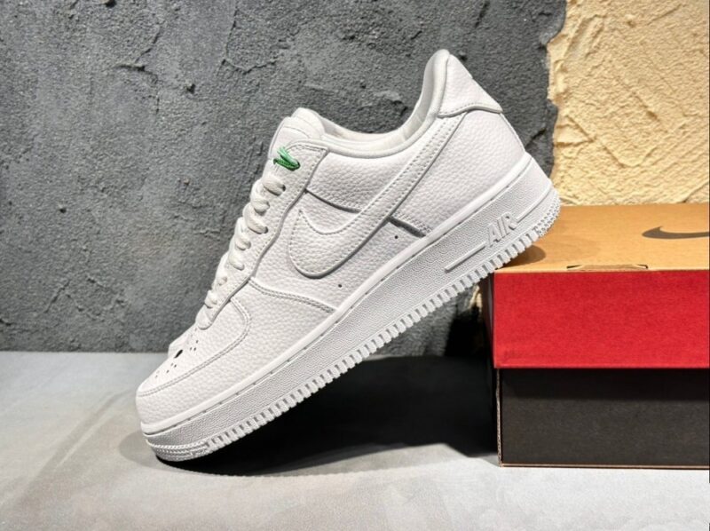【AT3142】AF1ハロウィン"ジェイソン·マスク"デザイン、オマージュ！ナイキ Air Force 1’07 Low "Jason Mask"は、クラシックなローカットデザインで、白いレザーとジェイソンの仮面を組み合わせた快適なスポーツシューズです。