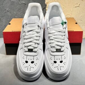 【AT3142】AF1ハロウィン"ジェイソン·マスク"デザイン、オマージュ！ナイキ Air Force 1’07 Low "Jason Mask"は、クラシックなローカットデザインで、白いレザーとジェイソンの仮面を組み合わせた快適なスポーツシューズです。