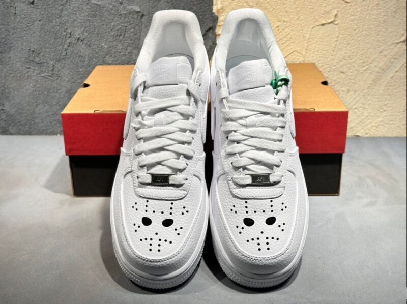【AT3142】AF1ハロウィン"ジェイソン·マスク"デザイン、オマージュ！ナイキ Air Force 1’07 Low "Jason Mask"は、クラシックなローカットデザインで、白いレザーとジェイソンの仮面を組み合わせた快適なスポーツシューズです。