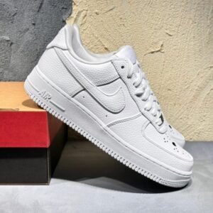 【AT3142】AF1ハロウィン"ジェイソン·マスク"デザイン、オマージュ！ナイキ Air Force 1’07 Low "Jason Mask"は、クラシックなローカットデザインで、白いレザーとジェイソンの仮面を組み合わせた快適なスポーツシューズです。
