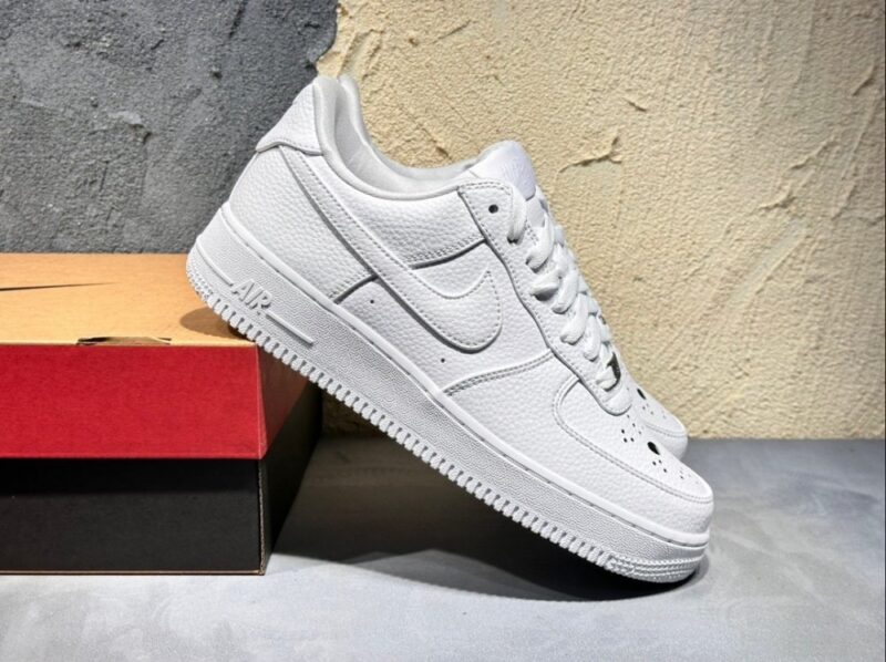 【AT3142】AF1ハロウィン"ジェイソン·マスク"デザイン、オマージュ！ナイキ Air Force 1’07 Low "Jason Mask"は、クラシックなローカットデザインで、白いレザーとジェイソンの仮面を組み合わせた快適なスポーツシューズです。