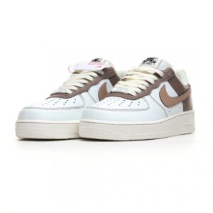 【AT3143】Nike Air Force 1 Low ’07 ベージュの爆発的なカラーリング、エアフォース1ローカットスニーカー。