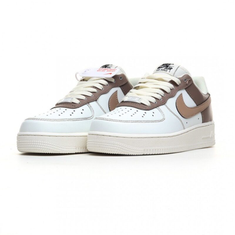 【AT3143】Nike Air Force 1 Low ’07 ベージュの爆発的なカラーリング、エアフォース1ローカットスニーカー。