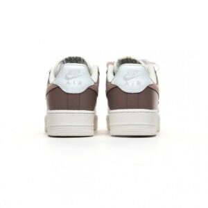 【AT3143】Nike Air Force 1 Low ’07 ベージュの爆発的なカラーリング、エアフォース1ローカットスニーカー。