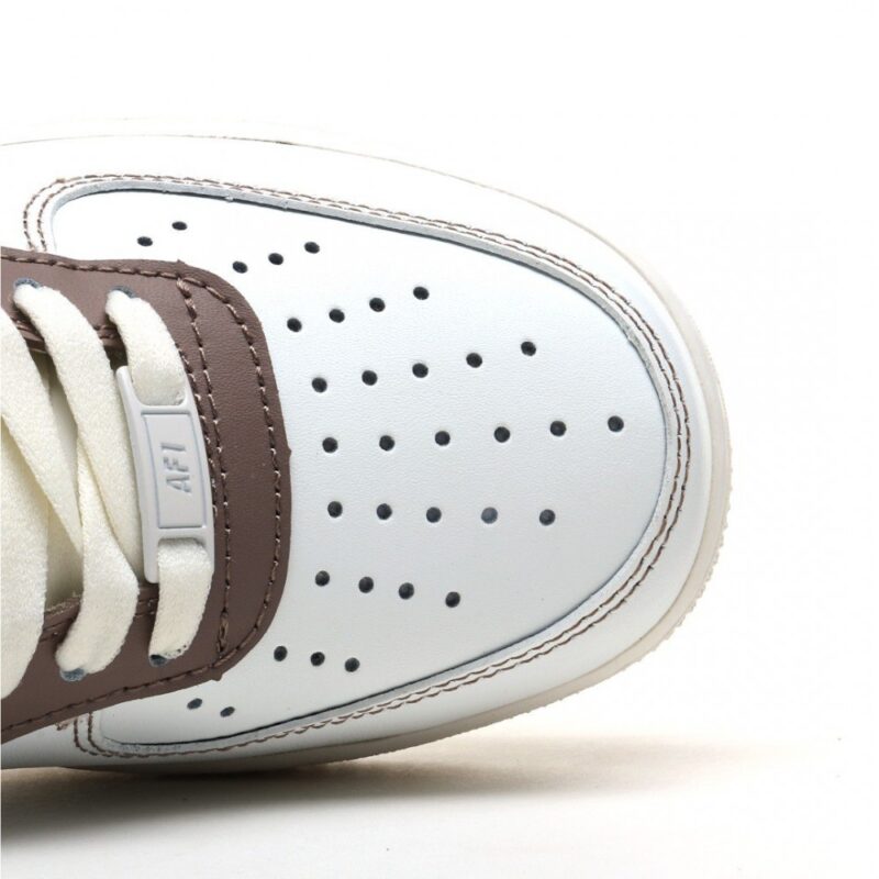 【AT3143】Nike Air Force 1 Low ’07 ベージュの爆発的なカラーリング、エアフォース1ローカットスニーカー。