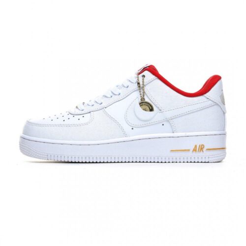 【AT3153】Nike Air Force 1 Low 40周年限定の空軍1低カットスニーカー。アイコニックな金属シューレースバックルとミッドソールのAirロゴには、金色が使用され、40周年記念の独特な属性が示されています。
