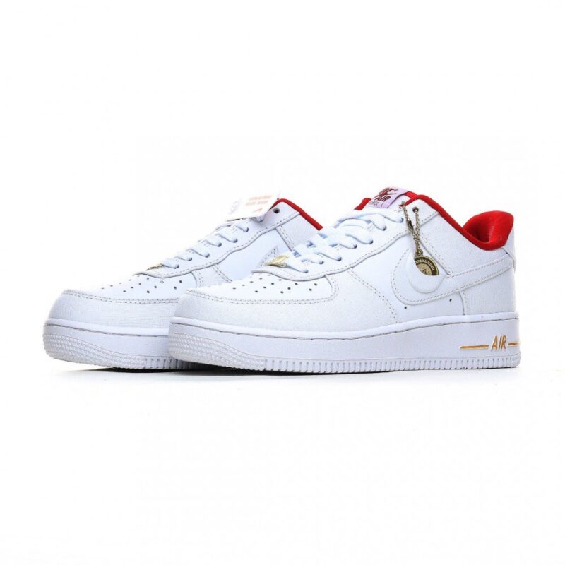 【AT3153】Nike Air Force 1 Low 40周年限定の空軍1低カットスニーカー。アイコニックな金属シューレースバックルとミッドソールのAirロゴには、金色が使用され、40周年記念の独特な属性が示されています。